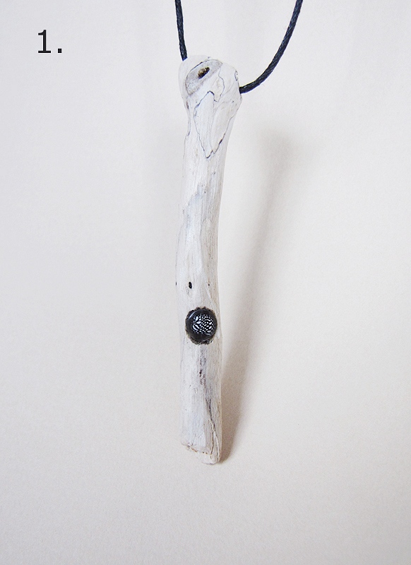 Pendant Driftwood with Zebra shell